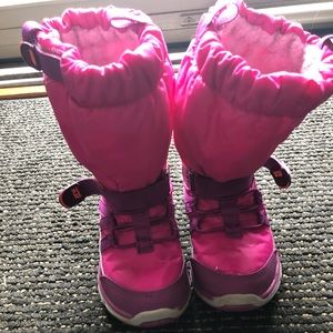 Made 2 play snow boots